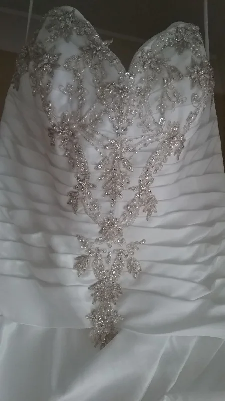 One-DAY Sale Allure Bridals 8752